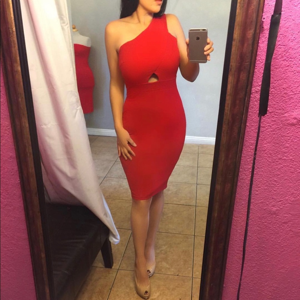 One sleeve off shoulder keyhole dress